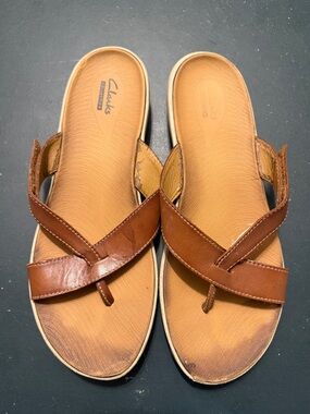 Clarks Women’s Tan/Brown Leather Thong Sandals